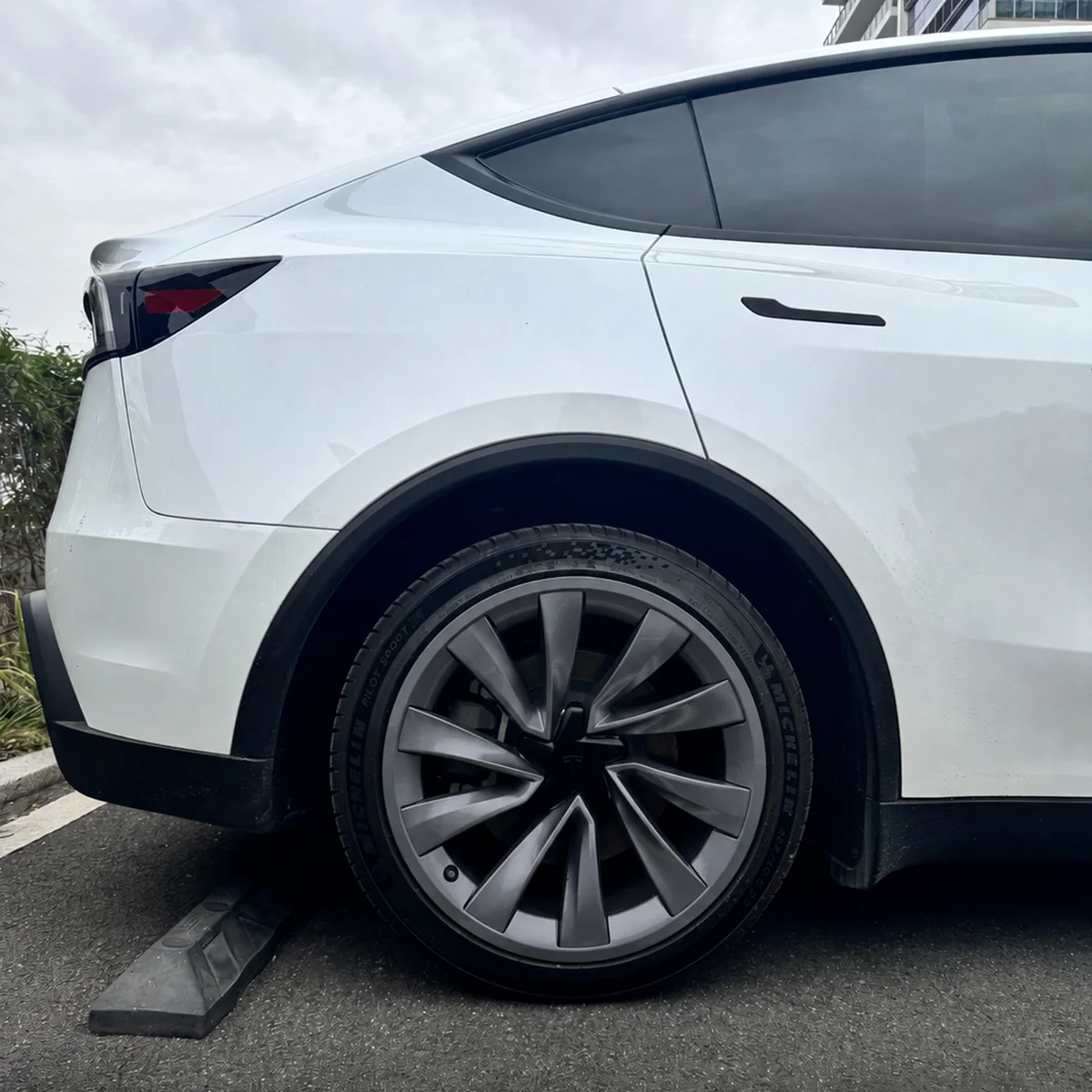 20" Helix Wheel Edge Cover - Dark Grey ~ Model Y (2026) - Image 4